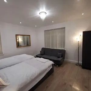 Three Bedroom Modern By Luton Airport And Luton Station Apartment Luton (Bedfordshire)